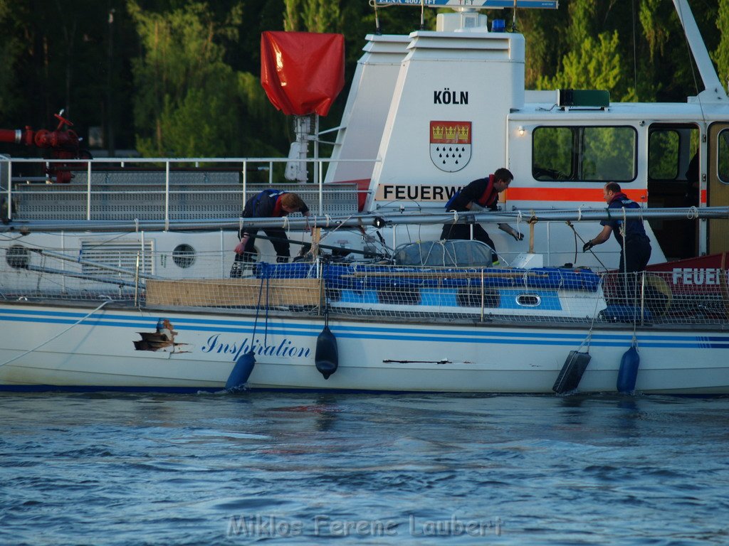 Motor Segelboot mit Motorschaden trieb gegen Alte Liebe bei Koeln Rodenkirchen P177.JPG